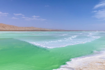 沙漠中的一个翡翠蓝的湖泊