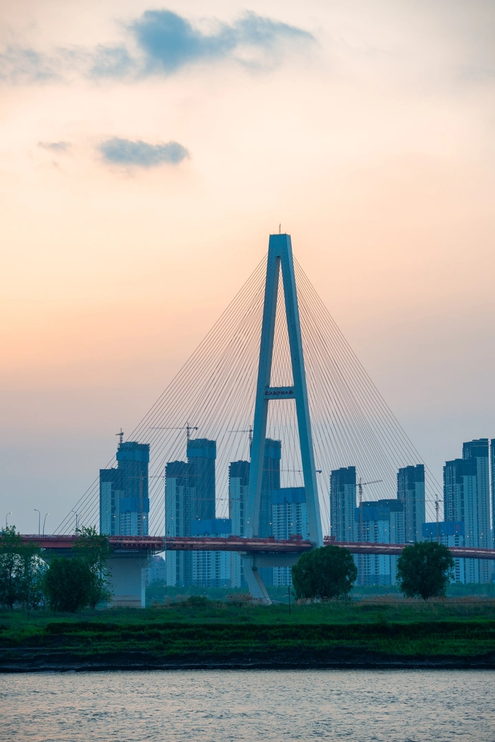 夕阳下的白沙洲大桥