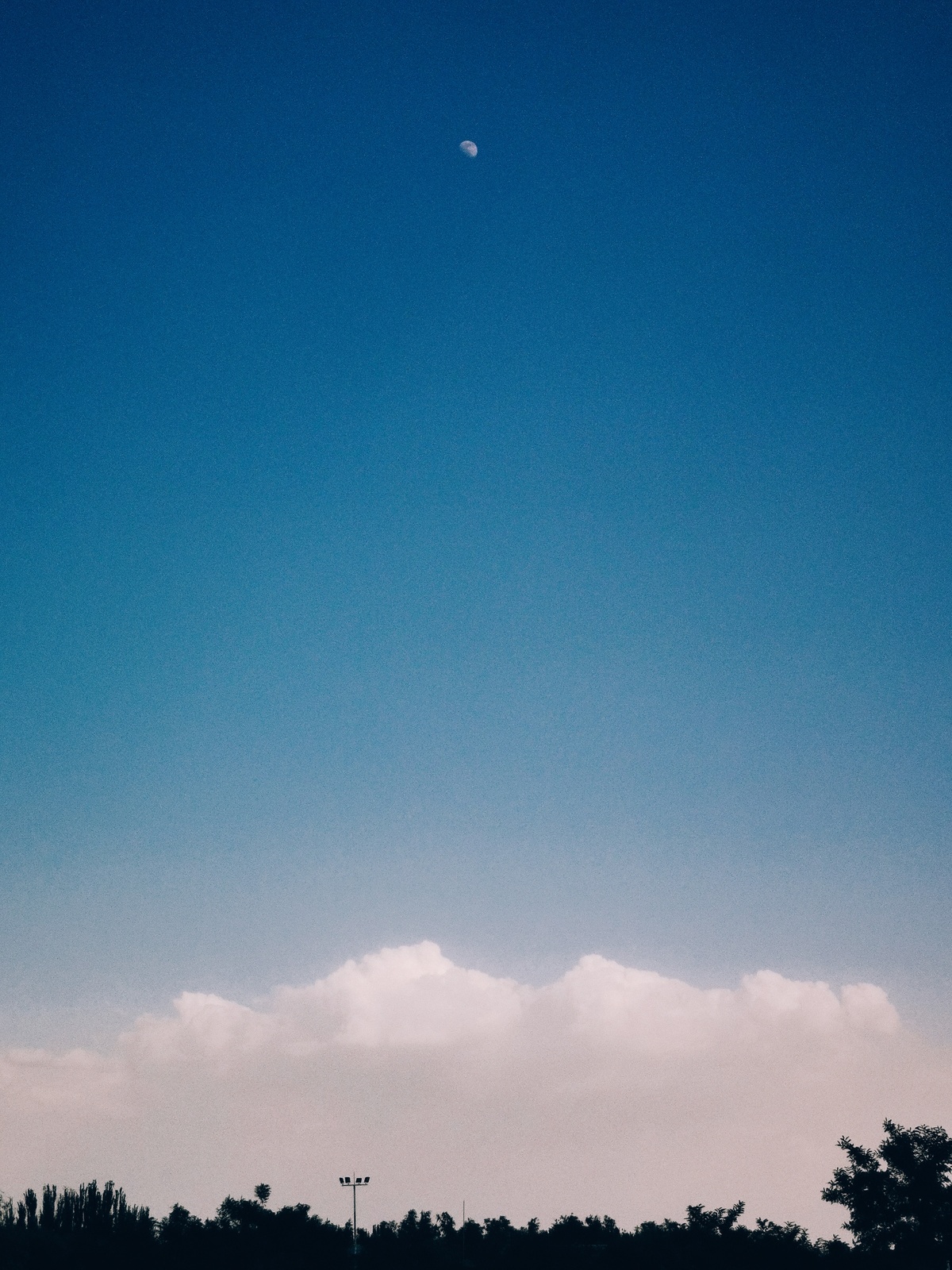 在有云的蓝天上飞行的飞机
