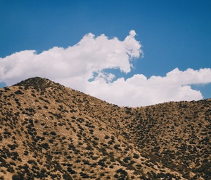 沙漠中一座蓝天的山
