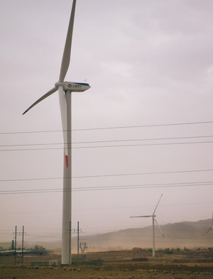 田野中央的大型风力涡轮机