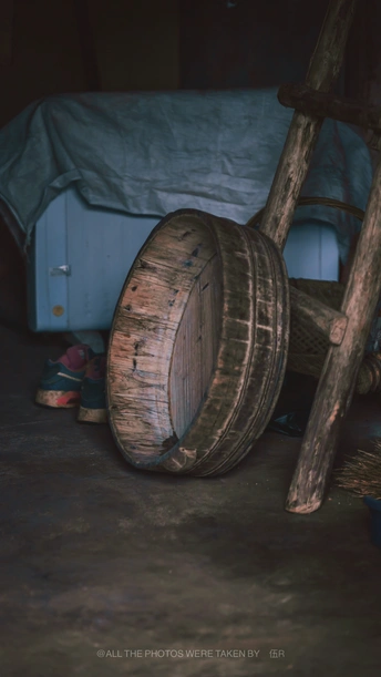 一个有床的房间和一把地板上有轮子的木椅