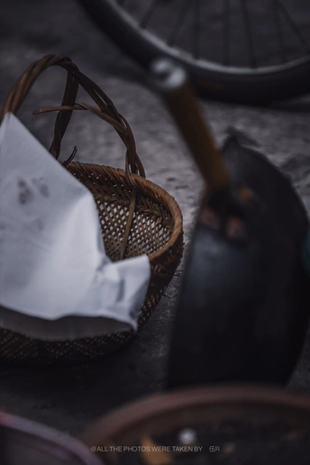 桌子上自行车旁边的柳条篮