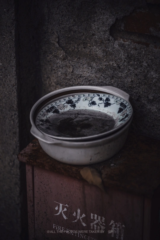 一座废弃建筑内的厕所