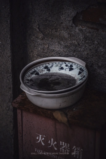 一座废弃建筑内的厕所