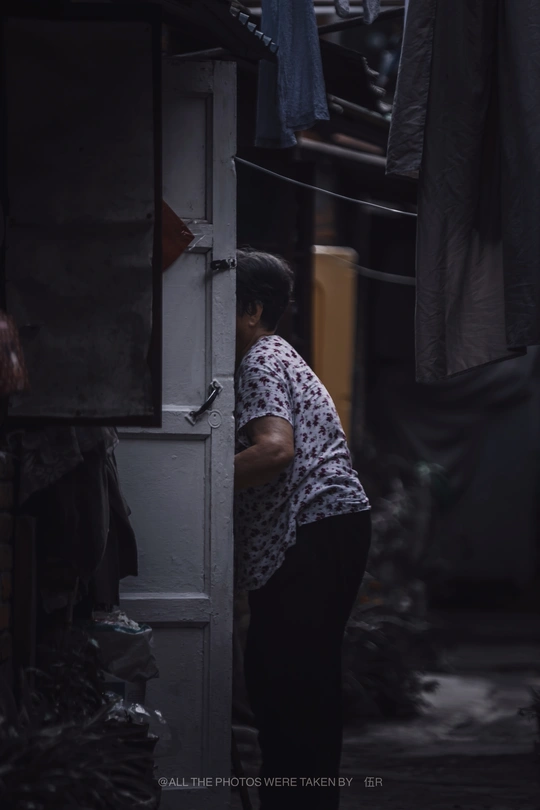 站在壁橱里看东西的人