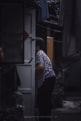 站在壁橱里看东西的人