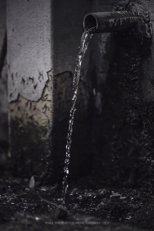 从管道流出的水