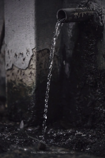 从管道流出的水