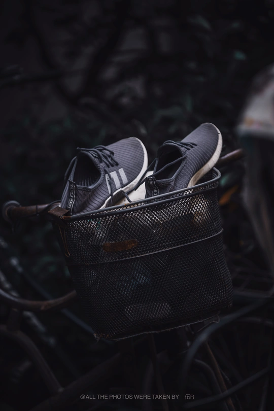 自行车上的一篮鞋