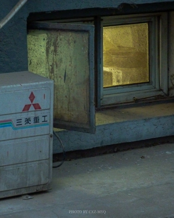 冰箱坐在靠近窗户的房间的里面