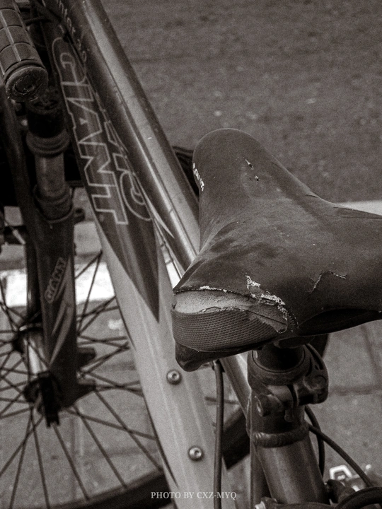 靠近另一辆自行车的特写镜头