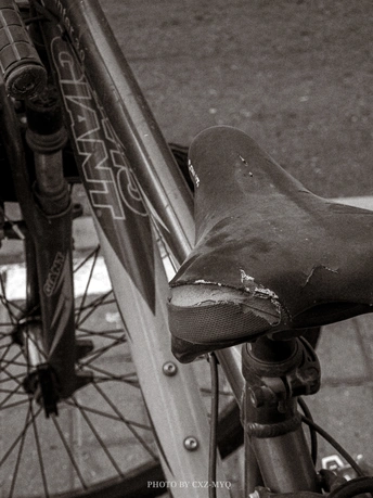 靠近另一辆自行车的特写镜头