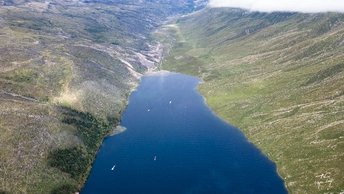 一张被群山和水体包围的湖泊的照片