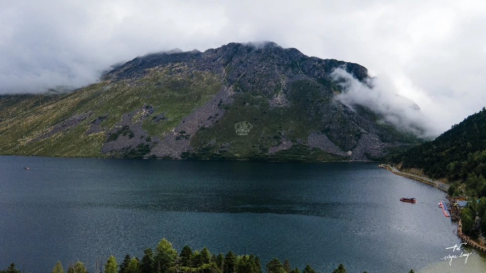 群山和云朵环绕的湖泊