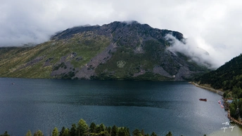 群山和云朵环绕的湖泊