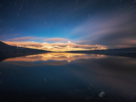 夜晚山中的湖泊 天空中繁星闪烁