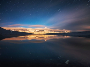 夜晚山中的湖泊 天空中繁星闪烁