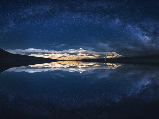 夜晚湖中倒影的山脉 天空中星星和云朵