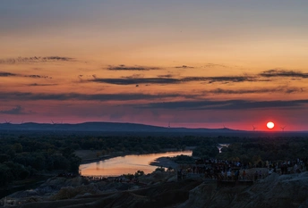 河上的日落或日出 前景有人