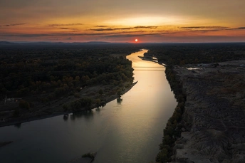 河上的日落或日出