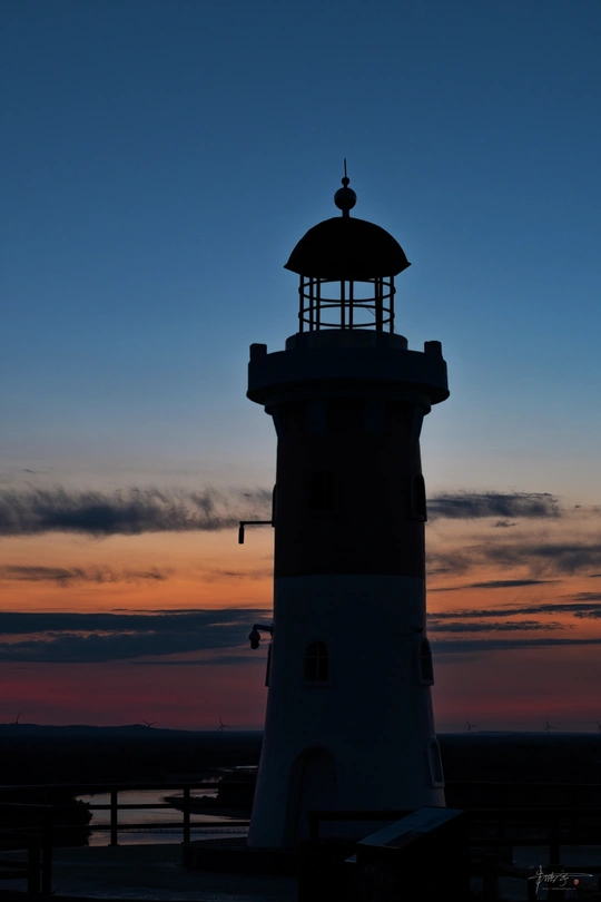 夕阳下或黄昏时灯塔 太阳照亮天空