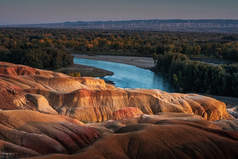 前景有河的美丽风景