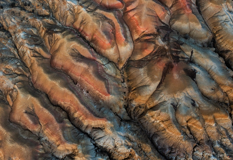 岩石表面的 aerial 图像 显示不同的图案和纹理。