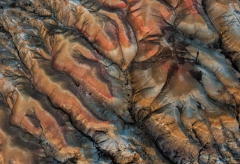 岩石表面的 aerial 图像 显示不同的图案和纹理。