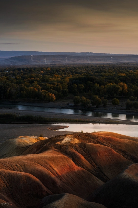 远处的山水画卷 有流水和风车。