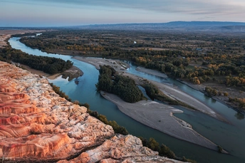 在沙漠景观中的河流