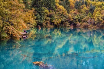秋天里美丽的湖泊 水质清澈
