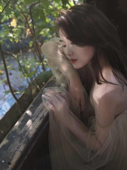 一个年轻漂亮的女人拿着一部手机