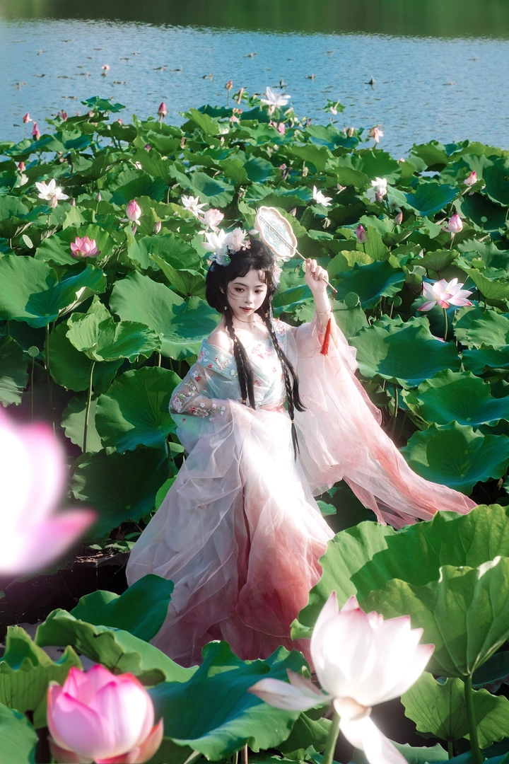 沉醉不知归路。兴尽晚回舟，误入藕花深处