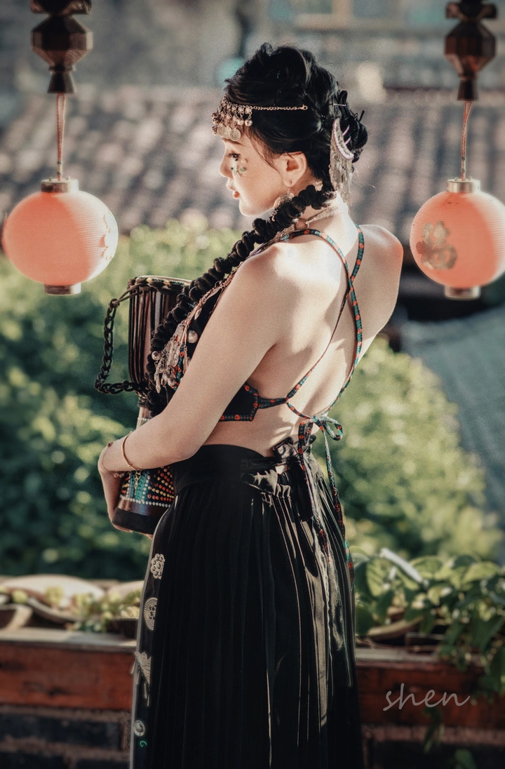 温柔哈尼族少女