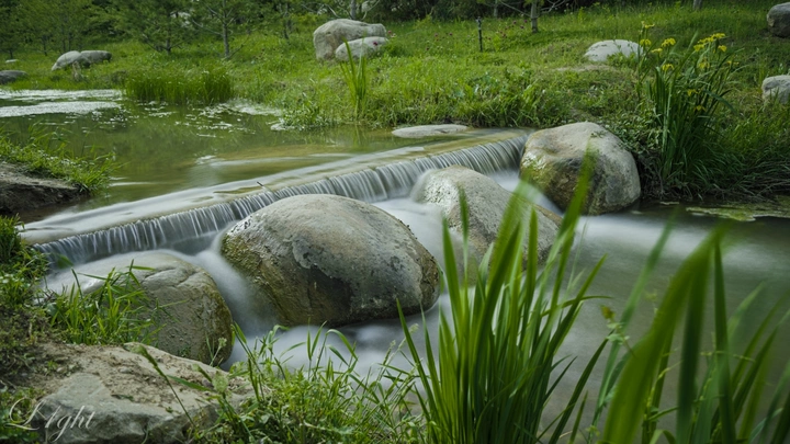 小河流水