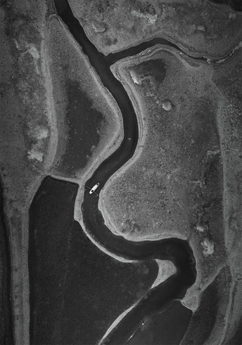 黑白 aerial photograph of water flowing in a river b