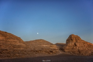 在约旦瓦迪鲁姆沙漠上空 满月升起。