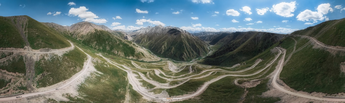 蜿蜒的山路、山谷和山丘的山口 aerial view