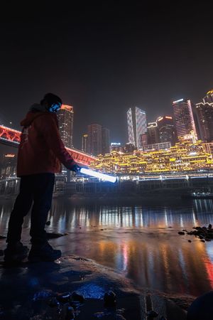 夜晚的城市 河上的桥 戴口罩的男子