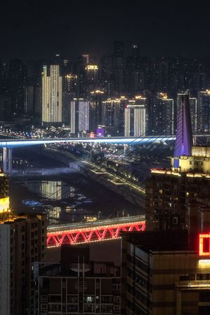 夜晚的城市景观 摩天大楼、桥梁和建筑物在夜空中的轮廓被照亮。