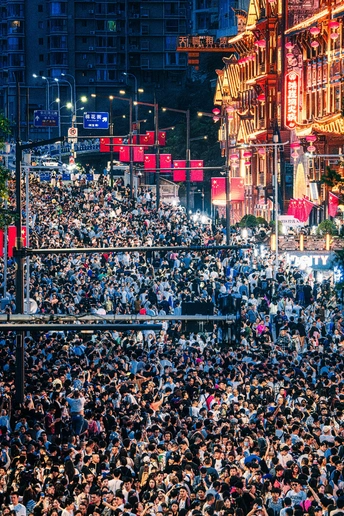 夜晚拥挤的城市街道上的人群