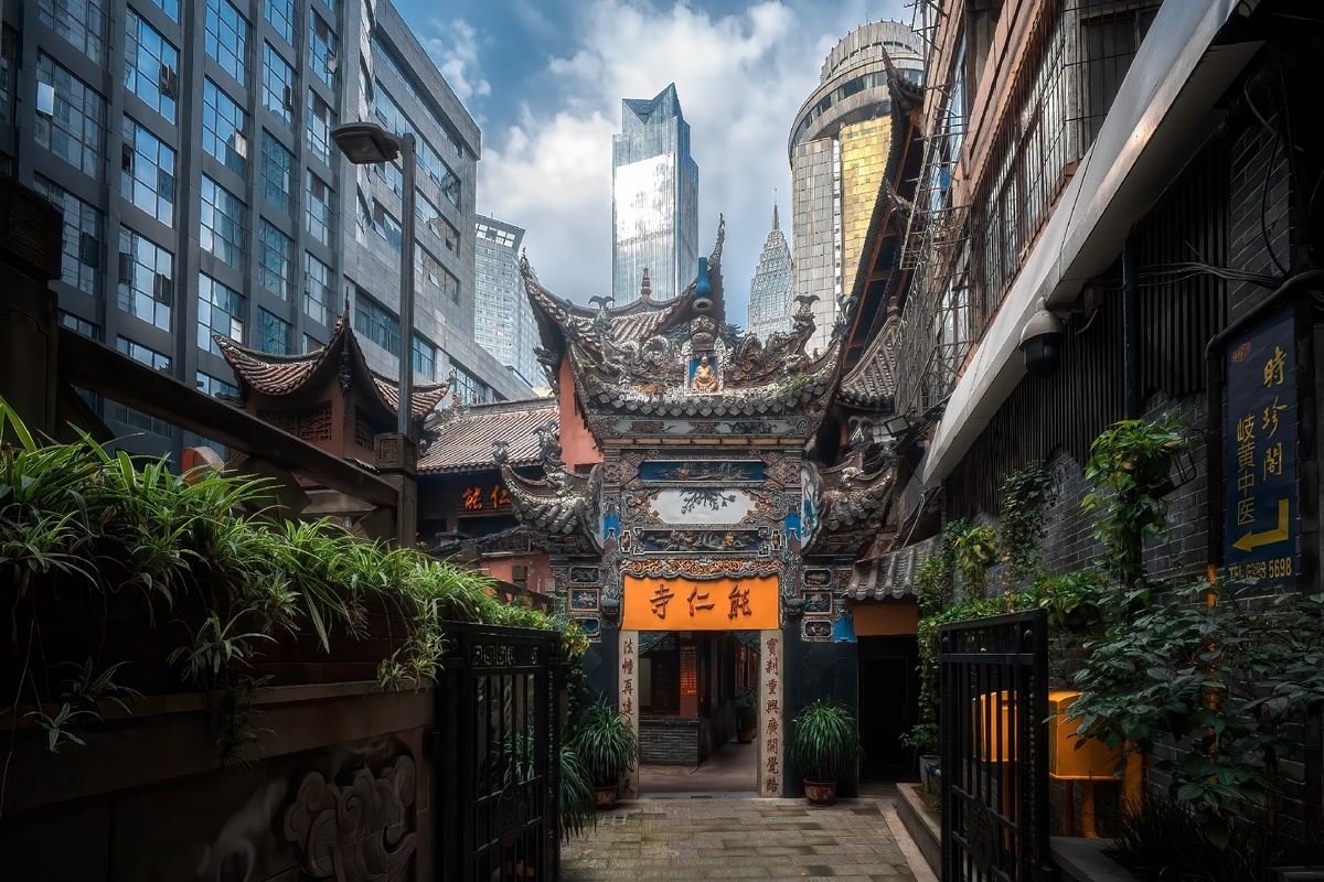亚洲城市中的一条小巷 有古老的建筑