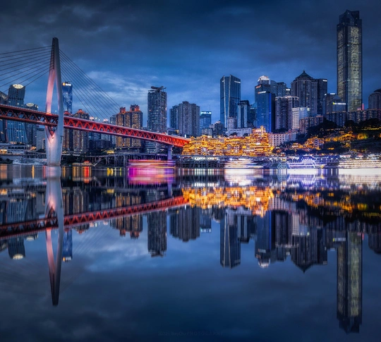 夜晚被一座桥跨过的河上的城市