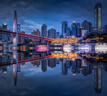 夜晚被一座桥跨过的河上的城市