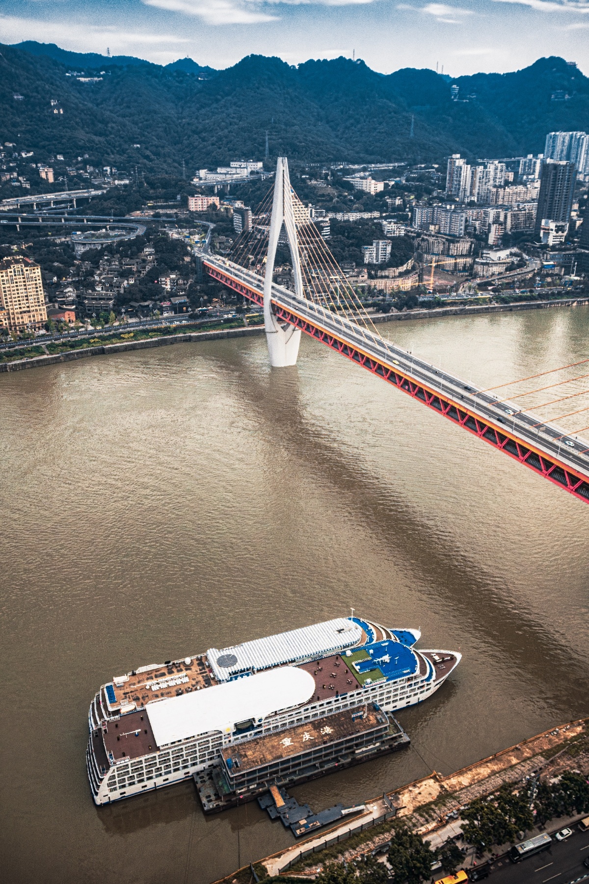 城市和河流的空中视角 有大型桥和长船