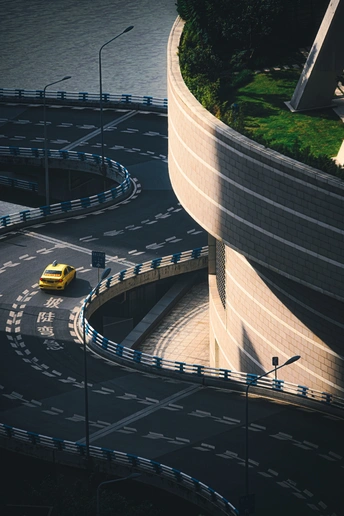 一辆黄色汽车在弯曲的道路上行驶