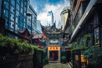亚洲城市中的一条小巷 有古老的建筑