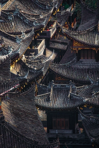城市中的一村庄的建筑物屋顶