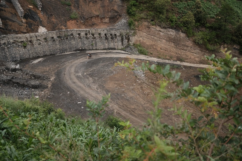 一个人骑着一座桥的山路